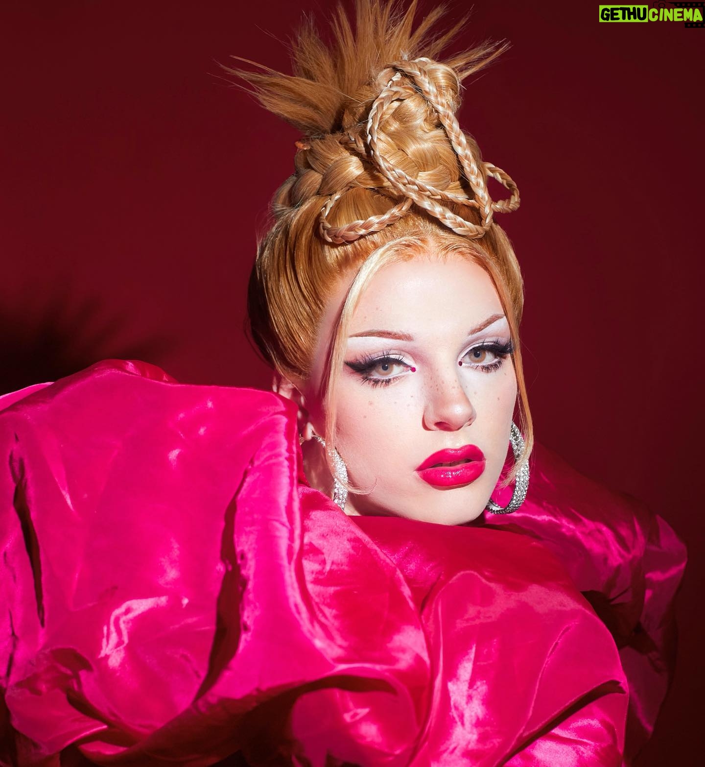 Dakota Schiffer - 35.4K Likes - 008: pink
‘fuschia cloud’
garment- @rowcreativestudio
photo- @ericrichardmagnussen
hair- me
No because the way we predicted Valentino pink. I’m so in love with this look, it plays with scale and has drama in a way my other looks so far don’t. Also it was the first runway I opened which was surprisingly daunting! I wanted a true fashion moment and getting to work with @rowcreativestudio for this look and shooting it with the amazing @ericrichardmagnussen was a hot pink dream come true! 💖