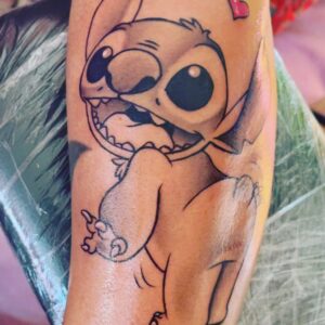 Dakota Tárraga Instagram - Bueno chic@s, mirar qué tatuaje tan original como mi nombre lo dice DAKOTA. Que me ha realizado el maquina de mi Tatuador!! @salgadotattoo ♥️♥️♥️ os invito a que os paséis por su perfil y veáis arte puro!
 Como os he dicho cada tatuaje tiene un sentido para mi en la vida y esto va por mucha que me ha criticado y luego me ha saludado!