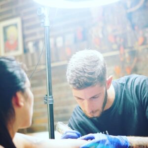 Dakota Tárraga Instagram - Bueno chic@s, mirar qué tatuaje tan original como mi nombre lo dice DAKOTA. Que me ha realizado el maquina de mi Tatuador!! @salgadotattoo ♥️♥️♥️ os invito a que os paséis por su perfil y veáis arte puro!
 Como os he dicho cada tatuaje tiene un sentido para mi en la vida y esto va por mucha que me ha criticado y luego me ha saludado!