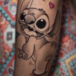 Dakota Tárraga Instagram - Bueno chic@s, mirar qué tatuaje tan original como mi nombre lo dice DAKOTA. Que me ha realizado el maquina de mi Tatuador!! @salgadotattoo ♥️♥️♥️ os invito a que os paséis por su perfil y veáis arte puro! Como os he dicho cada tatuaje tiene un sentido para mi en la vida y esto va por mucha que me ha criticado y luego me ha saludado!