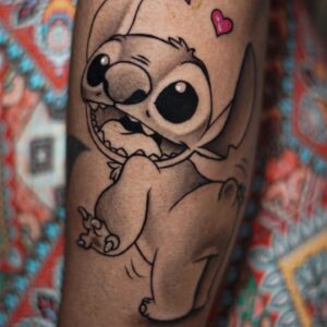 Dakota Tárraga Instagram - Bueno chic@s, mirar qué tatuaje tan original como mi nombre lo dice DAKOTA. Que me ha realizado el maquina de mi Tatuador!! @salgadotattoo ♥️♥️♥️ os invito a que os paséis por su perfil y veáis arte puro!
 Como os he dicho cada tatuaje tiene un sentido para mi en la vida y esto va por mucha que me ha criticado y luego me ha saludado!