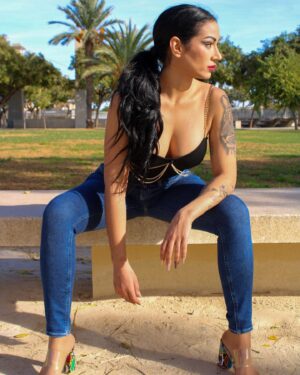 Dakota Tárraga Instagram - Harás enfadar a muchas personas cuando empieces hacer lo mejor para ti 🪬

-Peluquería: @fm_estilista 
-Maquillaje: @elpinceldenaty 
-Fotógrafa: @albxphoto 
-body: @sweetpoison.es 

Shotting junto con mi @yei_lara

Os adoro ♥️♥️