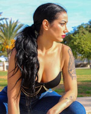 Dakota Tárraga Instagram - Harás enfadar a muchas personas cuando empieces hacer lo mejor para ti 🪬

-Peluquería: @fm_estilista 
-Maquillaje: @elpinceldenaty 
-Fotógrafa: @albxphoto 
-body: @sweetpoison.es 

Shotting junto con mi @yei_lara

Os adoro ♥️♥️