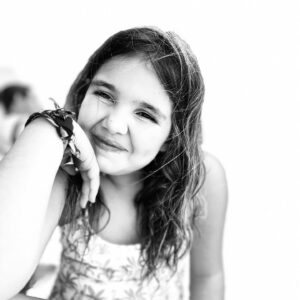 Dália Madruga Instagram - 🎂🥳🍾

Os nove anos da Clara!

A nossa primeira menina faz hoje anos, a mais ritmada, a que não perde uma oportunidade para dançar e cantar. A nossa artista!

Para ela a vida é repleta de música e faz o nosso mundo muito mais feliz!

Ensina-nos todos os dias que ter uma personalidade forte não nos tira a sensibilidade. 

Tem uma alma tão bonita quanto exigente, mas isso só a faz uma pessoa ainda mais especial!

Parabéns minha filha, que sejas sempre feliz!