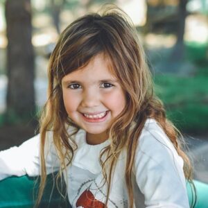 Dália Madruga Instagram - 🎂🥳🍾

Os nove anos da Clara!

A nossa primeira menina faz hoje anos, a mais ritmada, a que não perde uma oportunidade para dançar e cantar. A nossa artista!

Para ela a vida é repleta de música e faz o nosso mundo muito mais feliz!

Ensina-nos todos os dias que ter uma personalidade forte não nos tira a sensibilidade. 

Tem uma alma tão bonita quanto exigente, mas isso só a faz uma pessoa ainda mais especial!

Parabéns minha filha, que sejas sempre feliz!