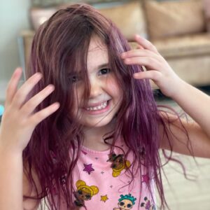 Dália Madruga Instagram - 🎂🥳🍾

Os nove anos da Clara!

A nossa primeira menina faz hoje anos, a mais ritmada, a que não perde uma oportunidade para dançar e cantar. A nossa artista!

Para ela a vida é repleta de música e faz o nosso mundo muito mais feliz!

Ensina-nos todos os dias que ter uma personalidade forte não nos tira a sensibilidade. 

Tem uma alma tão bonita quanto exigente, mas isso só a faz uma pessoa ainda mais especial!

Parabéns minha filha, que sejas sempre feliz!