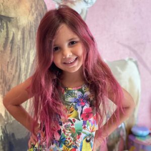 Dália Madruga Instagram - 🎂🥳🍾

Os nove anos da Clara!

A nossa primeira menina faz hoje anos, a mais ritmada, a que não perde uma oportunidade para dançar e cantar. A nossa artista!

Para ela a vida é repleta de música e faz o nosso mundo muito mais feliz!

Ensina-nos todos os dias que ter uma personalidade forte não nos tira a sensibilidade. 

Tem uma alma tão bonita quanto exigente, mas isso só a faz uma pessoa ainda mais especial!

Parabéns minha filha, que sejas sempre feliz!