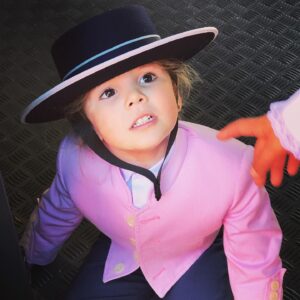 Dália Madruga Instagram - 🎂🥳🍾

Os nove anos da Clara!

A nossa primeira menina faz hoje anos, a mais ritmada, a que não perde uma oportunidade para dançar e cantar. A nossa artista!

Para ela a vida é repleta de música e faz o nosso mundo muito mais feliz!

Ensina-nos todos os dias que ter uma personalidade forte não nos tira a sensibilidade. 

Tem uma alma tão bonita quanto exigente, mas isso só a faz uma pessoa ainda mais especial!

Parabéns minha filha, que sejas sempre feliz!
