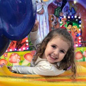 Dália Madruga Instagram - 🎂🥳🍾

Os nove anos da Clara!

A nossa primeira menina faz hoje anos, a mais ritmada, a que não perde uma oportunidade para dançar e cantar. A nossa artista!

Para ela a vida é repleta de música e faz o nosso mundo muito mais feliz!

Ensina-nos todos os dias que ter uma personalidade forte não nos tira a sensibilidade. 

Tem uma alma tão bonita quanto exigente, mas isso só a faz uma pessoa ainda mais especial!

Parabéns minha filha, que sejas sempre feliz!