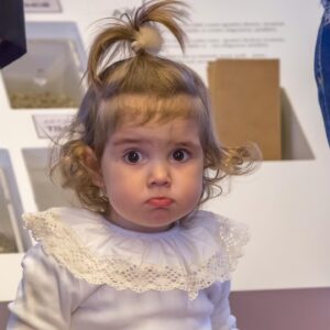 Dália Madruga Instagram - 🎂🥳🍾

Os nove anos da Clara!

A nossa primeira menina faz hoje anos, a mais ritmada, a que não perde uma oportunidade para dançar e cantar. A nossa artista!

Para ela a vida é repleta de música e faz o nosso mundo muito mais feliz!

Ensina-nos todos os dias que ter uma personalidade forte não nos tira a sensibilidade. 

Tem uma alma tão bonita quanto exigente, mas isso só a faz uma pessoa ainda mais especial!

Parabéns minha filha, que sejas sempre feliz!