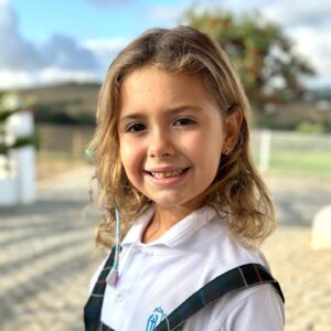 Dália Madruga Instagram - Ontem foi um dia tão emotivo que só consegui encontrar as palavras madrugada dentro.

A minha Alice entrou para o primeiro ano.
A minha pequenina cresceu, a minha mini me está a voar…
E que feliz estava por iniciar tão importante etapa na vida dela.

Tu consegues tudo filha, vai em frente! 🩷