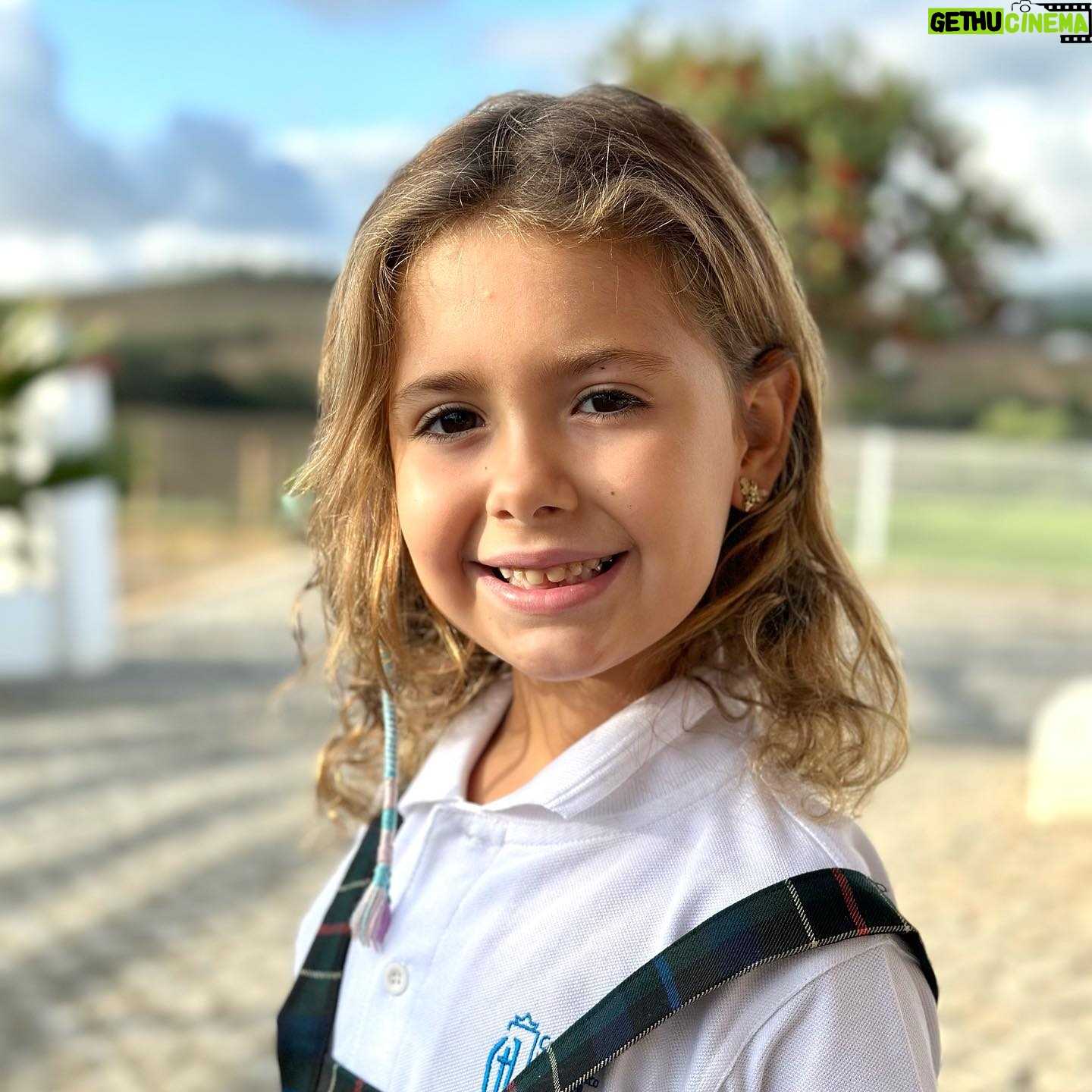 Dália Madruga - 2.8K Likes - Ontem foi um dia tão emotivo que só consegui encontrar as palavras madrugada dentro.
A minha Alice entrou para o primeiro ano.
A minha pequenina cresceu, a minha mini me está a voar…
E que feliz estava por iniciar tão importante etapa na vida dela.
Tu consegues tudo filha, vai em frente! 🩷