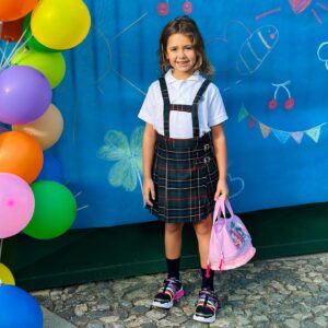 Dália Madruga Instagram - Ontem foi um dia tão emotivo que só consegui encontrar as palavras madrugada dentro.

A minha Alice entrou para o primeiro ano.
A minha pequenina cresceu, a minha mini me está a voar…
E que feliz estava por iniciar tão importante etapa na vida dela.

Tu consegues tudo filha, vai em frente! 🩷