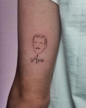 Dália Madruga Instagram - Pai
Estás sempre connosco e sei que não precisávamos de uma tatuagem para o saber…
…mas eu gosto de rabiscos, como sabes, e ao partilhar com o teu neto ele quis imortalizar-te também.
Foi um projecto a dois, mãe e filho, uma coisa nossa, dedicada a ti!
Quando vi o desenho emocionei-me, engoli em seco e fiz-me de forte, sei que o João sentiu o mesmo e ali, por momentos, evitámos olhar nos olhos um do outro.
Gostávamos que a visses, sabemos que a vês, sabemos que gostaste, como gostavas de tudo o que fazíamos, mesmo quando não concordavas.
Amamos-te muito e sentimos a tua falta, todos os dias!

Obrigada ao @walterjuniortattoo pela sua arte e por ter captado tão bem os seus traços.