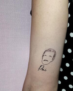 Dália Madruga Instagram - Pai
Estás sempre connosco e sei que não precisávamos de uma tatuagem para o saber…
…mas eu gosto de rabiscos, como sabes, e ao partilhar com o teu neto ele quis imortalizar-te também.
Foi um projecto a dois, mãe e filho, uma coisa nossa, dedicada a ti!
Quando vi o desenho emocionei-me, engoli em seco e fiz-me de forte, sei que o João sentiu o mesmo e ali, por momentos, evitámos olhar nos olhos um do outro.
Gostávamos que a visses, sabemos que a vês, sabemos que gostaste, como gostavas de tudo o que fazíamos, mesmo quando não concordavas.
Amamos-te muito e sentimos a tua falta, todos os dias!

Obrigada ao @walterjuniortattoo pela sua arte e por ter captado tão bem os seus traços.