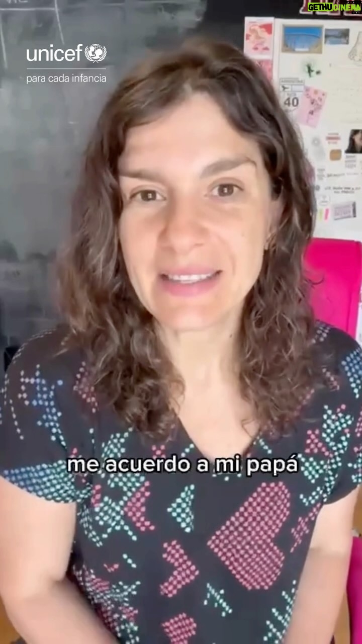 Dalia Gutmann Instagram - Escuchar, abrigar, aconsejar. Parecen gestos pequeños, pero hacen a un cuidado inmenso. Recibir cuidados de calidad es un derecho para cada infancia. Seamos las personas adultas quienes estemos ahí para hacerlos realidad todos los días. Contanos qué gesto de cuidado recordás de tu infancia 💕👇🏽 #CuidadosInmensos