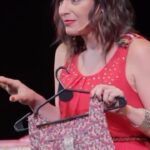 Dalia Gutmann Instagram – Hoy, en materiales que jubilé pero ¿no pierden vigencia?
“Cosas que pasan cuando no hiciste una buena terapia y querés echarle la culpa de todo a cualquier cosa”🤭😅
¿Les pasa?
#Humor #Comedia #StandUp #CosasYeta #Maduremos