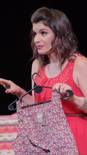 Dalia Gutmann Instagram - Hoy, en materiales que jubilé pero ¿no pierden vigencia?
"Cosas que pasan cuando no hiciste una buena terapia y querés echarle la culpa de todo a cualquier cosa"🤭😅
¿Les pasa?
#Humor #Comedia #StandUp #CosasYeta #Maduremos