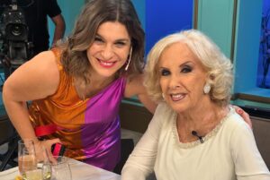 Dalia Gutmann Instagram - Carrusel del @lamesazarg de hoy con @mirthalegrand 
Los invitados @brendagandiniok @yanilatorreok @marixaballi @elpolaco 
Al final pueden observar TREMENDO plato de @jimemonteverde (vieron lo qhe es ese huevo en el medio🤤)
La última foto, es un homenaje a la Chiki (y a mi brazo, obvio😅🥰)