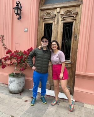 Dalia Gutmann Instagram - Hoy cumple @sebawainraichok 🎉♥️Lo primero, lo de siempre, ser bohemio. Lo que te hace único. Un ser noble, que sabe acompañar la victoria y sobre todo el fracaso🤭😋😅.
Segundo, tremendo padre. Qué suerte mis hijos.
Con vos casi nunca tengo frio. Te ocupas de que me sienta ¿cobijada? suena raro.
Tremendo profesional que me enseña que si no neurotizo tanto, todo lo que se me ocurra se puede concretar.
Felices 50 Sebastián.
Un placer compartir la vida contigo
Por miles de aventuras mas🥰🥂🌟