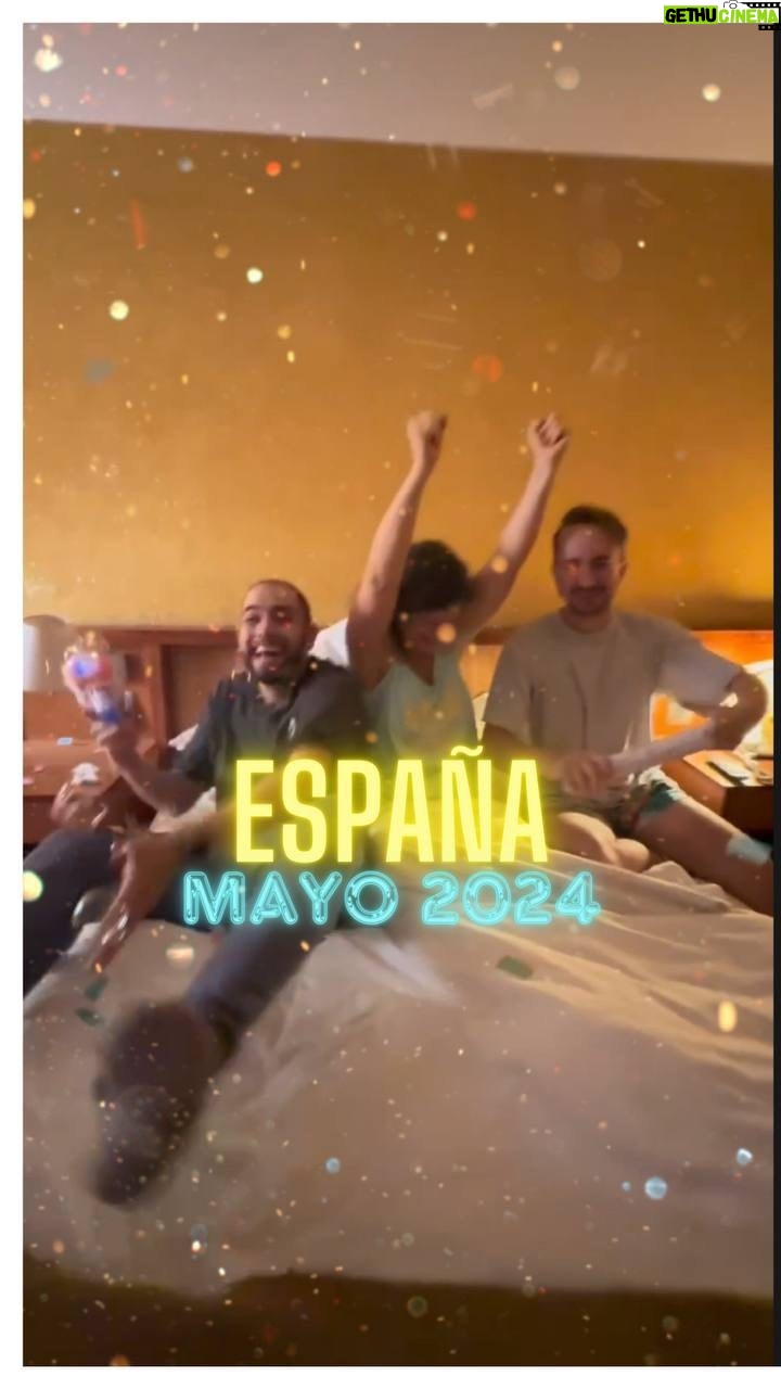 Dalia Gutmann Instagram - Cada vez falta menos para ♥️🇪🇸ESPAÑA🇪🇸♥️ (El festejo con @chechitomar y @ogost medio pelo🤭😅, pero la felicidad es TOTAL🎉) Si vivís en alguna de estas ciudades, justo vas a estar, nos vemos muy pronto en un show increíble‼️ Mirá las fechas y pasá la bola👇 ✔️A Coruña 3 de mayo 19hs en @emhuoficial (últimas entradas) ✔️Barcelona Domingo 5 de mayo a las 20:30hs en @aquitania_teatre (No quedan tantas) ✔️Madrid Martes 7 de mayo 20hs Pequeño Gran Via ✔️Mallorca Jueves 9 de mayo 22hs en @rivolicomedy ✔️Valencia Sábado 11 de mayo 20hs en @rambleta ✔️Málaga Lunes 13 de mayo 20:30hs en La @cocheracabaret ¡Vení a pasarla bien! @hthproductora @etiquetanegra_producciones @eltiocaracoles