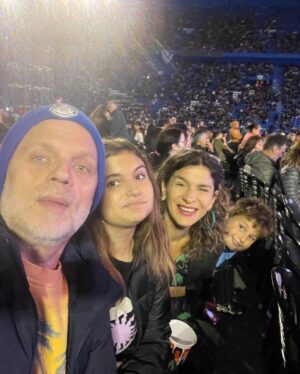 Dalia Gutmann Instagram - Hoy cumple @sebawainraichok 🎉♥️Lo primero, lo de siempre, ser bohemio. Lo que te hace único. Un ser noble, que sabe acompañar la victoria y sobre todo el fracaso🤭😋😅.
Segundo, tremendo padre. Qué suerte mis hijos.
Con vos casi nunca tengo frio. Te ocupas de que me sienta ¿cobijada? suena raro.
Tremendo profesional que me enseña que si no neurotizo tanto, todo lo que se me ocurra se puede concretar.
Felices 50 Sebastián.
Un placer compartir la vida contigo
Por miles de aventuras mas🥰🥂🌟