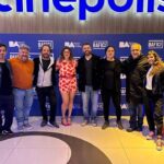 Dalia Gutmann Instagram – Un poco de lo que fue ayer el estreno de la proyección del docu “Stand Up a lo Argentino” en el Bafici @festivalesgcba
Este carrete cuenta con:
1) Foto con comediantes hermosos. ¡Gracias por venir!🎉
2) Con mi adorado primer maestro de Stand Up @diego_wainstein
3)Mas comediantes copados🥰
4)solita🥹
5)Con Juan Manuel @thejmdude del Bafici🎬
6)Con mi amiga genia @elizabethkopyto ♥️
7)Con mi mami🥰
8)Con mami hijo y Sebu😍
9)Charlita post proyección🤓
10) Con mi compañero de ruta @sebawainraichok ✨
Gracias a los que vinieron♥️‼️✨
Mil Gracias a @gusmartinezpr por el apoyo!
Mañana martes 23/4 a las 17:30 hay charla con @diego_wainstein y @martinpuglieseok en el Centro Cultural San Martín
Y el jueves 25/4 a las 19hs se vuelve a proyectar en la sala Cocodelphia!
Los esperoooo