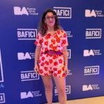 Dalia Gutmann Instagram – Un poco de lo que fue ayer el estreno de la proyección del docu “Stand Up a lo Argentino” en el Bafici @festivalesgcba
Este carrete cuenta con:
1) Foto con comediantes hermosos. ¡Gracias por venir!🎉
2) Con mi adorado primer maestro de Stand Up @diego_wainstein
3)Mas comediantes copados🥰
4)solita🥹
5)Con Juan Manuel @thejmdude del Bafici🎬
6)Con mi amiga genia @elizabethkopyto ♥️
7)Con mi mami🥰
8)Con mami hijo y Sebu😍
9)Charlita post proyección🤓
10) Con mi compañero de ruta @sebawainraichok ✨
Gracias a los que vinieron♥️‼️✨
Mil Gracias a @gusmartinezpr por el apoyo!
Mañana martes 23/4 a las 17:30 hay charla con @diego_wainstein y @martinpuglieseok en el Centro Cultural San Martín
Y el jueves 25/4 a las 19hs se vuelve a proyectar en la sala Cocodelphia!
Los esperoooo