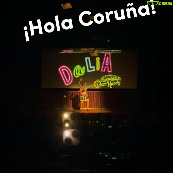 Dalia Gutmann Instagram - Seis Ciudades. Seis shows. Y por suerte todo salió bien. Que bueno viajar tan lejos y comprobar que se puede hacer humor y escuchar risas en tantos lados del mundo. En España ya estamos cancheros y además aprendimos un montón de palabras nuevas, ¡estamos para volver cuando se pueda! Gracias por tanto amor en cada teatro al que fuimos. Y por compartir la argentinidad que salía por los poros en cada función. Por el intercambio cultural. Por saber que diga como se diga nos reimos igual porque hay cosas que nos pasan a todos estemos donde estemos. (Ah! y en muchos "aseos" de Europa, tampoco hay papel😋, aunque en uno había mucho y saqué foto🧻🤗) Gracias a cada uno de los que vinieron a reir, y gracias a todos los que ayudaron a que esta gira sea posible✨♥️ A @hthproductora por armarla Al @emhuoficial que fue un placer participar de este festival mundial de humorismo A @etiquetanegra_producciones en la producción local A @eltiocaracoles por la gran función en Madrid y la cena tremenda A @chechitomar y @_ogost_ por la hazaña A @manu.s.navarrete y Mari por el freetour de lujo en Valencia😋 @karodecomalaga por tanta ayuda en Málaga @goyojimenez Xime y Paloma por el almuerzo despedida de Madriii @sheilagallega le pusiste un broche de oro a esta gira🥰🇪🇸 Y va agradecimiento a @holasim.oficial que me ayudó a tener wifi SIEMPRE. Si viajás, consulta tu plan ideal‼️ Hasta la próxima España♥️✨
