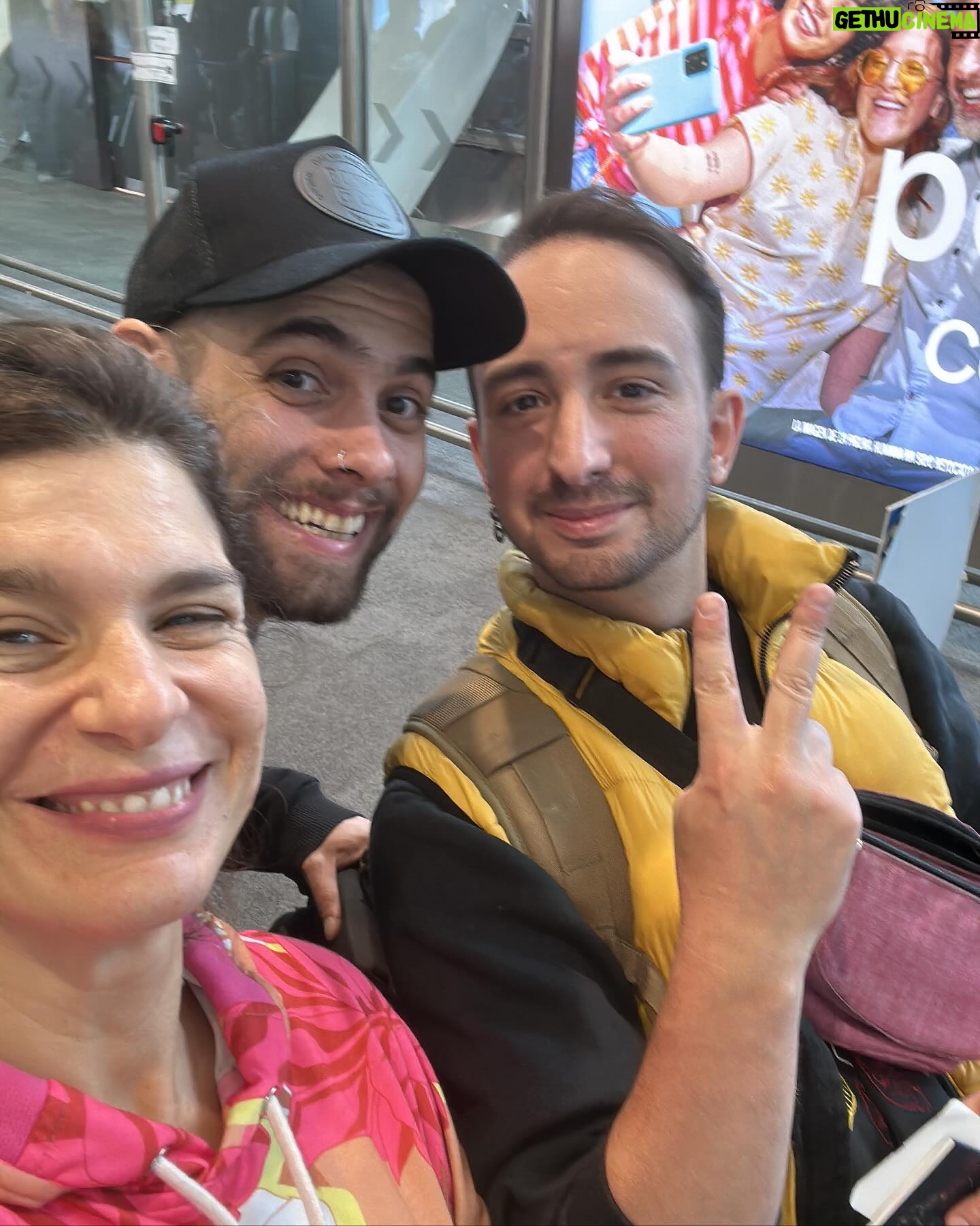 Dalia Gutmann Instagram - Seis Ciudades. Seis shows. Y por suerte todo salió bien. Que bueno viajar tan lejos y comprobar que se puede hacer humor y escuchar risas en tantos lados del mundo. En España ya estamos cancheros y además aprendimos un montón de palabras nuevas, ¡estamos para volver cuando se pueda! Gracias por tanto amor en cada teatro al que fuimos. Y por compartir la argentinidad que salía por los poros en cada función. Por el intercambio cultural. Por saber que diga como se diga nos reimos igual porque hay cosas que nos pasan a todos estemos donde estemos. (Ah! y en muchos "aseos" de Europa, tampoco hay papel😋, aunque en uno había mucho y saqué foto🧻🤗) Gracias a cada uno de los que vinieron a reir, y gracias a todos los que ayudaron a que esta gira sea posible✨♥️ A @hthproductora por armarla Al @emhuoficial que fue un placer participar de este festival mundial de humorismo A @etiquetanegra_producciones en la producción local A @eltiocaracoles por la gran función en Madrid y la cena tremenda A @chechitomar y @_ogost_ por la hazaña A @manu.s.navarrete y Mari por el freetour de lujo en Valencia😋 @karodecomalaga por tanta ayuda en Málaga @goyojimenez Xime y Paloma por el almuerzo despedida de Madriii @sheilagallega le pusiste un broche de oro a esta gira🥰🇪🇸 Y va agradecimiento a @holasim.oficial que me ayudó a tener wifi SIEMPRE. Si viajás, consulta tu plan ideal‼️ Hasta la próxima España♥️✨