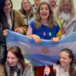 Dalia Gutmann Instagram - Seis Ciudades. Seis shows. Y por suerte todo salió bien. Que bueno viajar tan lejos y comprobar que se puede hacer humor y escuchar risas en tantos lados del mundo. En España ya estamos cancheros y además aprendimos un montón de palabras nuevas, ¡estamos para volver cuando se pueda! Gracias por tanto amor en cada teatro al que fuimos. Y por compartir la argentinidad que salía por los poros en cada función. Por el intercambio cultural. Por saber que diga como se diga nos reimos igual porque hay cosas que nos pasan a todos estemos donde estemos. (Ah! y en muchos "aseos" de Europa, tampoco hay papel😋, aunque en uno había mucho y saqué foto🧻🤗) Gracias a cada uno de los que vinieron a reir, y gracias a todos los que ayudaron a que esta gira sea posible✨♥️ A @hthproductora por armarla Al @emhuoficial que fue un placer participar de este festival mundial de humorismo A @etiquetanegra_producciones en la producción local A @eltiocaracoles por la gran función en Madrid y la cena tremenda A @chechitomar y @_ogost_ por la hazaña A @manu.s.navarrete y Mari por el freetour de lujo en Valencia😋 @karodecomalaga por tanta ayuda en Málaga @goyojimenez Xime y Paloma por el almuerzo despedida de Madriii @sheilagallega le pusiste un broche de oro a esta gira🥰🇪🇸 Y va agradecimiento a @holasim.oficial que me ayudó a tener wifi SIEMPRE. Si viajás, consulta tu plan ideal‼️ Hasta la próxima España♥️✨