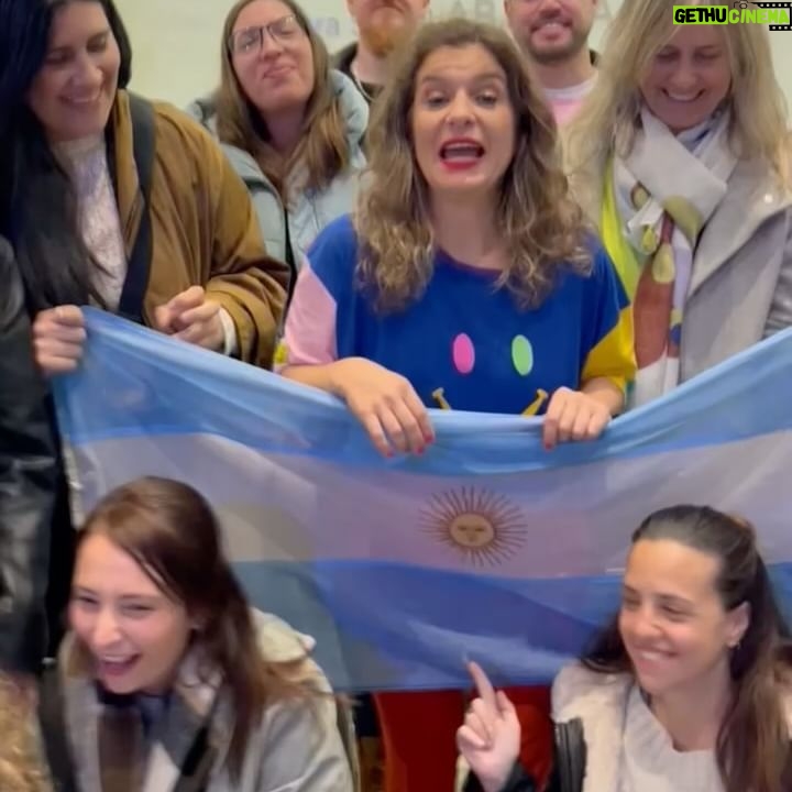 Dalia Gutmann Instagram - Seis Ciudades. Seis shows. Y por suerte todo salió bien. Que bueno viajar tan lejos y comprobar que se puede hacer humor y escuchar risas en tantos lados del mundo. En España ya estamos cancheros y además aprendimos un montón de palabras nuevas, ¡estamos para volver cuando se pueda! Gracias por tanto amor en cada teatro al que fuimos. Y por compartir la argentinidad que salía por los poros en cada función. Por el intercambio cultural. Por saber que diga como se diga nos reimos igual porque hay cosas que nos pasan a todos estemos donde estemos. (Ah! y en muchos "aseos" de Europa, tampoco hay papel😋, aunque en uno había mucho y saqué foto🧻🤗) Gracias a cada uno de los que vinieron a reir, y gracias a todos los que ayudaron a que esta gira sea posible✨♥️ A @hthproductora por armarla Al @emhuoficial que fue un placer participar de este festival mundial de humorismo A @etiquetanegra_producciones en la producción local A @eltiocaracoles por la gran función en Madrid y la cena tremenda A @chechitomar y @_ogost_ por la hazaña A @manu.s.navarrete y Mari por el freetour de lujo en Valencia😋 @karodecomalaga por tanta ayuda en Málaga @goyojimenez Xime y Paloma por el almuerzo despedida de Madriii @sheilagallega le pusiste un broche de oro a esta gira🥰🇪🇸 Y va agradecimiento a @holasim.oficial que me ayudó a tener wifi SIEMPRE. Si viajás, consulta tu plan ideal‼️ Hasta la próxima España♥️✨
