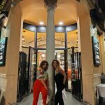 Dalia Gutmann Instagram - Seis Ciudades. Seis shows. Y por suerte todo salió bien. Que bueno viajar tan lejos y comprobar que se puede hacer humor y escuchar risas en tantos lados del mundo. En España ya estamos cancheros y además aprendimos un montón de palabras nuevas, ¡estamos para volver cuando se pueda! Gracias por tanto amor en cada teatro al que fuimos. Y por compartir la argentinidad que salía por los poros en cada función. Por el intercambio cultural. Por saber que diga como se diga nos reimos igual porque hay cosas que nos pasan a todos estemos donde estemos. (Ah! y en muchos "aseos" de Europa, tampoco hay papel😋, aunque en uno había mucho y saqué foto🧻🤗) Gracias a cada uno de los que vinieron a reir, y gracias a todos los que ayudaron a que esta gira sea posible✨♥️ A @hthproductora por armarla Al @emhuoficial que fue un placer participar de este festival mundial de humorismo A @etiquetanegra_producciones en la producción local A @eltiocaracoles por la gran función en Madrid y la cena tremenda A @chechitomar y @_ogost_ por la hazaña A @manu.s.navarrete y Mari por el freetour de lujo en Valencia😋 @karodecomalaga por tanta ayuda en Málaga @goyojimenez Xime y Paloma por el almuerzo despedida de Madriii @sheilagallega le pusiste un broche de oro a esta gira🥰🇪🇸 Y va agradecimiento a @holasim.oficial que me ayudó a tener wifi SIEMPRE. Si viajás, consulta tu plan ideal‼️ Hasta la próxima España♥️✨