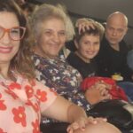 Dalia Gutmann Instagram – Un poco de lo que fue ayer el estreno de la proyección del docu “Stand Up a lo Argentino” en el Bafici @festivalesgcba
Este carrete cuenta con:
1) Foto con comediantes hermosos. ¡Gracias por venir!🎉
2) Con mi adorado primer maestro de Stand Up @diego_wainstein
3)Mas comediantes copados🥰
4)solita🥹
5)Con Juan Manuel @thejmdude del Bafici🎬
6)Con mi amiga genia @elizabethkopyto ♥️
7)Con mi mami🥰
8)Con mami hijo y Sebu😍
9)Charlita post proyección🤓
10) Con mi compañero de ruta @sebawainraichok ✨
Gracias a los que vinieron♥️‼️✨
Mil Gracias a @gusmartinezpr por el apoyo!
Mañana martes 23/4 a las 17:30 hay charla con @diego_wainstein y @martinpuglieseok en el Centro Cultural San Martín
Y el jueves 25/4 a las 19hs se vuelve a proyectar en la sala Cocodelphia!
Los esperoooo