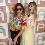 Dalia Gutmann Instagram - Seis Ciudades. Seis shows. Y por suerte todo salió bien. Que bueno viajar tan lejos y comprobar que se puede hacer humor y escuchar risas en tantos lados del mundo. En España ya estamos cancheros y además aprendimos un montón de palabras nuevas, ¡estamos para volver cuando se pueda! Gracias por tanto amor en cada teatro al que fuimos. Y por compartir la argentinidad que salía por los poros en cada función. Por el intercambio cultural. Por saber que diga como se diga nos reimos igual porque hay cosas que nos pasan a todos estemos donde estemos. (Ah! y en muchos "aseos" de Europa, tampoco hay papel😋, aunque en uno había mucho y saqué foto🧻🤗) Gracias a cada uno de los que vinieron a reir, y gracias a todos los que ayudaron a que esta gira sea posible✨♥️ A @hthproductora por armarla Al @emhuoficial que fue un placer participar de este festival mundial de humorismo A @etiquetanegra_producciones en la producción local A @eltiocaracoles por la gran función en Madrid y la cena tremenda A @chechitomar y @_ogost_ por la hazaña A @manu.s.navarrete y Mari por el freetour de lujo en Valencia😋 @karodecomalaga por tanta ayuda en Málaga @goyojimenez Xime y Paloma por el almuerzo despedida de Madriii @sheilagallega le pusiste un broche de oro a esta gira🥰🇪🇸 Y va agradecimiento a @holasim.oficial que me ayudó a tener wifi SIEMPRE. Si viajás, consulta tu plan ideal‼️ Hasta la próxima España♥️✨