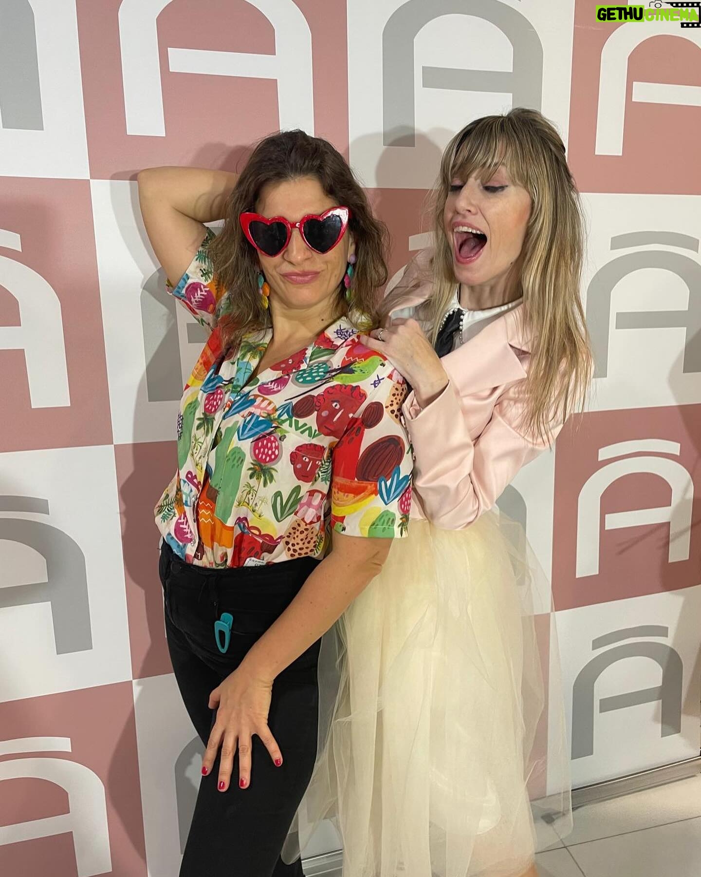 Dalia Gutmann Instagram - Seis Ciudades. Seis shows. Y por suerte todo salió bien. Que bueno viajar tan lejos y comprobar que se puede hacer humor y escuchar risas en tantos lados del mundo. En España ya estamos cancheros y además aprendimos un montón de palabras nuevas, ¡estamos para volver cuando se pueda! Gracias por tanto amor en cada teatro al que fuimos. Y por compartir la argentinidad que salía por los poros en cada función. Por el intercambio cultural. Por saber que diga como se diga nos reimos igual porque hay cosas que nos pasan a todos estemos donde estemos. (Ah! y en muchos "aseos" de Europa, tampoco hay papel😋, aunque en uno había mucho y saqué foto🧻🤗) Gracias a cada uno de los que vinieron a reir, y gracias a todos los que ayudaron a que esta gira sea posible✨♥️ A @hthproductora por armarla Al @emhuoficial que fue un placer participar de este festival mundial de humorismo A @etiquetanegra_producciones en la producción local A @eltiocaracoles por la gran función en Madrid y la cena tremenda A @chechitomar y @_ogost_ por la hazaña A @manu.s.navarrete y Mari por el freetour de lujo en Valencia😋 @karodecomalaga por tanta ayuda en Málaga @goyojimenez Xime y Paloma por el almuerzo despedida de Madriii @sheilagallega le pusiste un broche de oro a esta gira🥰🇪🇸 Y va agradecimiento a @holasim.oficial que me ayudó a tener wifi SIEMPRE. Si viajás, consulta tu plan ideal‼️ Hasta la próxima España♥️✨
