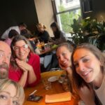 Dalia Gutmann Instagram - Seis Ciudades. Seis shows. Y por suerte todo salió bien. Que bueno viajar tan lejos y comprobar que se puede hacer humor y escuchar risas en tantos lados del mundo. En España ya estamos cancheros y además aprendimos un montón de palabras nuevas, ¡estamos para volver cuando se pueda! Gracias por tanto amor en cada teatro al que fuimos. Y por compartir la argentinidad que salía por los poros en cada función. Por el intercambio cultural. Por saber que diga como se diga nos reimos igual porque hay cosas que nos pasan a todos estemos donde estemos. (Ah! y en muchos "aseos" de Europa, tampoco hay papel😋, aunque en uno había mucho y saqué foto🧻🤗) Gracias a cada uno de los que vinieron a reir, y gracias a todos los que ayudaron a que esta gira sea posible✨♥️ A @hthproductora por armarla Al @emhuoficial que fue un placer participar de este festival mundial de humorismo A @etiquetanegra_producciones en la producción local A @eltiocaracoles por la gran función en Madrid y la cena tremenda A @chechitomar y @_ogost_ por la hazaña A @manu.s.navarrete y Mari por el freetour de lujo en Valencia😋 @karodecomalaga por tanta ayuda en Málaga @goyojimenez Xime y Paloma por el almuerzo despedida de Madriii @sheilagallega le pusiste un broche de oro a esta gira🥰🇪🇸 Y va agradecimiento a @holasim.oficial que me ayudó a tener wifi SIEMPRE. Si viajás, consulta tu plan ideal‼️ Hasta la próxima España♥️✨