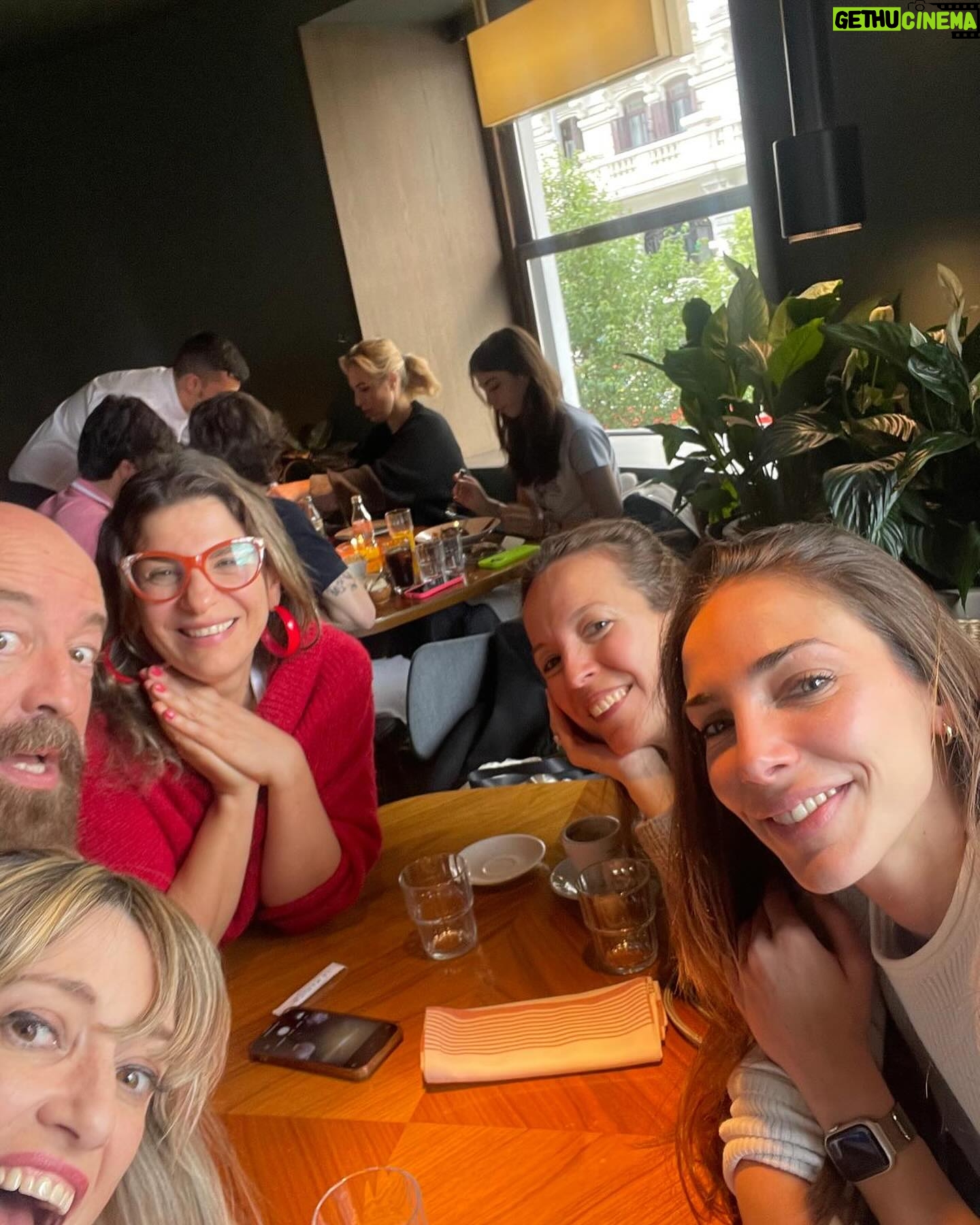Dalia Gutmann Instagram - Seis Ciudades. Seis shows. Y por suerte todo salió bien. Que bueno viajar tan lejos y comprobar que se puede hacer humor y escuchar risas en tantos lados del mundo. En España ya estamos cancheros y además aprendimos un montón de palabras nuevas, ¡estamos para volver cuando se pueda! Gracias por tanto amor en cada teatro al que fuimos. Y por compartir la argentinidad que salía por los poros en cada función. Por el intercambio cultural. Por saber que diga como se diga nos reimos igual porque hay cosas que nos pasan a todos estemos donde estemos. (Ah! y en muchos "aseos" de Europa, tampoco hay papel😋, aunque en uno había mucho y saqué foto🧻🤗) Gracias a cada uno de los que vinieron a reir, y gracias a todos los que ayudaron a que esta gira sea posible✨♥️ A @hthproductora por armarla Al @emhuoficial que fue un placer participar de este festival mundial de humorismo A @etiquetanegra_producciones en la producción local A @eltiocaracoles por la gran función en Madrid y la cena tremenda A @chechitomar y @_ogost_ por la hazaña A @manu.s.navarrete y Mari por el freetour de lujo en Valencia😋 @karodecomalaga por tanta ayuda en Málaga @goyojimenez Xime y Paloma por el almuerzo despedida de Madriii @sheilagallega le pusiste un broche de oro a esta gira🥰🇪🇸 Y va agradecimiento a @holasim.oficial que me ayudó a tener wifi SIEMPRE. Si viajás, consulta tu plan ideal‼️ Hasta la próxima España♥️✨