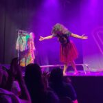 Dalia Gutmann Instagram - Seis Ciudades. Seis shows. Y por suerte todo salió bien. Que bueno viajar tan lejos y comprobar que se puede hacer humor y escuchar risas en tantos lados del mundo. En España ya estamos cancheros y además aprendimos un montón de palabras nuevas, ¡estamos para volver cuando se pueda! Gracias por tanto amor en cada teatro al que fuimos. Y por compartir la argentinidad que salía por los poros en cada función. Por el intercambio cultural. Por saber que diga como se diga nos reimos igual porque hay cosas que nos pasan a todos estemos donde estemos. (Ah! y en muchos "aseos" de Europa, tampoco hay papel😋, aunque en uno había mucho y saqué foto🧻🤗) Gracias a cada uno de los que vinieron a reir, y gracias a todos los que ayudaron a que esta gira sea posible✨♥️ A @hthproductora por armarla Al @emhuoficial que fue un placer participar de este festival mundial de humorismo A @etiquetanegra_producciones en la producción local A @eltiocaracoles por la gran función en Madrid y la cena tremenda A @chechitomar y @_ogost_ por la hazaña A @manu.s.navarrete y Mari por el freetour de lujo en Valencia😋 @karodecomalaga por tanta ayuda en Málaga @goyojimenez Xime y Paloma por el almuerzo despedida de Madriii @sheilagallega le pusiste un broche de oro a esta gira🥰🇪🇸 Y va agradecimiento a @holasim.oficial que me ayudó a tener wifi SIEMPRE. Si viajás, consulta tu plan ideal‼️ Hasta la próxima España♥️✨