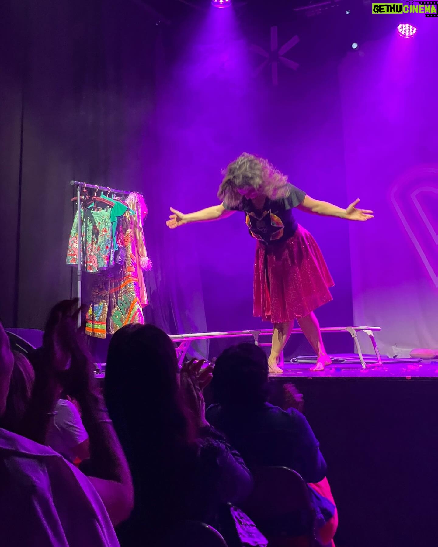 Dalia Gutmann Instagram - Seis Ciudades. Seis shows. Y por suerte todo salió bien. Que bueno viajar tan lejos y comprobar que se puede hacer humor y escuchar risas en tantos lados del mundo. En España ya estamos cancheros y además aprendimos un montón de palabras nuevas, ¡estamos para volver cuando se pueda! Gracias por tanto amor en cada teatro al que fuimos. Y por compartir la argentinidad que salía por los poros en cada función. Por el intercambio cultural. Por saber que diga como se diga nos reimos igual porque hay cosas que nos pasan a todos estemos donde estemos. (Ah! y en muchos "aseos" de Europa, tampoco hay papel😋, aunque en uno había mucho y saqué foto🧻🤗) Gracias a cada uno de los que vinieron a reir, y gracias a todos los que ayudaron a que esta gira sea posible✨♥️ A @hthproductora por armarla Al @emhuoficial que fue un placer participar de este festival mundial de humorismo A @etiquetanegra_producciones en la producción local A @eltiocaracoles por la gran función en Madrid y la cena tremenda A @chechitomar y @_ogost_ por la hazaña A @manu.s.navarrete y Mari por el freetour de lujo en Valencia😋 @karodecomalaga por tanta ayuda en Málaga @goyojimenez Xime y Paloma por el almuerzo despedida de Madriii @sheilagallega le pusiste un broche de oro a esta gira🥰🇪🇸 Y va agradecimiento a @holasim.oficial que me ayudó a tener wifi SIEMPRE. Si viajás, consulta tu plan ideal‼️ Hasta la próxima España♥️✨