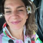Dalia Gutmann Instagram - Seis Ciudades. Seis shows. Y por suerte todo salió bien. Que bueno viajar tan lejos y comprobar que se puede hacer humor y escuchar risas en tantos lados del mundo. En España ya estamos cancheros y además aprendimos un montón de palabras nuevas, ¡estamos para volver cuando se pueda! Gracias por tanto amor en cada teatro al que fuimos. Y por compartir la argentinidad que salía por los poros en cada función. Por el intercambio cultural. Por saber que diga como se diga nos reimos igual porque hay cosas que nos pasan a todos estemos donde estemos. (Ah! y en muchos "aseos" de Europa, tampoco hay papel😋, aunque en uno había mucho y saqué foto🧻🤗) Gracias a cada uno de los que vinieron a reir, y gracias a todos los que ayudaron a que esta gira sea posible✨♥️ A @hthproductora por armarla Al @emhuoficial que fue un placer participar de este festival mundial de humorismo A @etiquetanegra_producciones en la producción local A @eltiocaracoles por la gran función en Madrid y la cena tremenda A @chechitomar y @_ogost_ por la hazaña A @manu.s.navarrete y Mari por el freetour de lujo en Valencia😋 @karodecomalaga por tanta ayuda en Málaga @goyojimenez Xime y Paloma por el almuerzo despedida de Madriii @sheilagallega le pusiste un broche de oro a esta gira🥰🇪🇸 Y va agradecimiento a @holasim.oficial que me ayudó a tener wifi SIEMPRE. Si viajás, consulta tu plan ideal‼️ Hasta la próxima España♥️✨