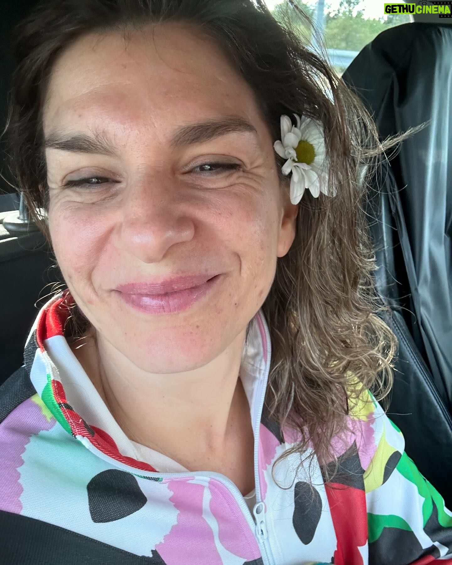 Dalia Gutmann Instagram - Seis Ciudades. Seis shows. Y por suerte todo salió bien. Que bueno viajar tan lejos y comprobar que se puede hacer humor y escuchar risas en tantos lados del mundo. En España ya estamos cancheros y además aprendimos un montón de palabras nuevas, ¡estamos para volver cuando se pueda! Gracias por tanto amor en cada teatro al que fuimos. Y por compartir la argentinidad que salía por los poros en cada función. Por el intercambio cultural. Por saber que diga como se diga nos reimos igual porque hay cosas que nos pasan a todos estemos donde estemos. (Ah! y en muchos "aseos" de Europa, tampoco hay papel😋, aunque en uno había mucho y saqué foto🧻🤗) Gracias a cada uno de los que vinieron a reir, y gracias a todos los que ayudaron a que esta gira sea posible✨♥️ A @hthproductora por armarla Al @emhuoficial que fue un placer participar de este festival mundial de humorismo A @etiquetanegra_producciones en la producción local A @eltiocaracoles por la gran función en Madrid y la cena tremenda A @chechitomar y @_ogost_ por la hazaña A @manu.s.navarrete y Mari por el freetour de lujo en Valencia😋 @karodecomalaga por tanta ayuda en Málaga @goyojimenez Xime y Paloma por el almuerzo despedida de Madriii @sheilagallega le pusiste un broche de oro a esta gira🥰🇪🇸 Y va agradecimiento a @holasim.oficial que me ayudó a tener wifi SIEMPRE. Si viajás, consulta tu plan ideal‼️ Hasta la próxima España♥️✨