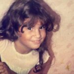 Dalia Gutmann Instagram – Ya estaba en edad de no dormir mas con mi hermano mayor, y me mudé a una piecita que había en el departamento. Ese día estaba estrenando cuarto propio. Recién me habían empapelado la pieza, y para coronar ese momento mi papá me sacó esta foto entrando por la puerta. 
Y así fue como quedo inmortalizada mi cara de “holiiiis”🤭😅