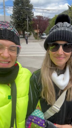 Dalia Gutmann Instagram - Hoy cumple años ella, la amiga mas... ¿Cómo puedo definirla? 
Imposible no estar entretenida yendo del brazo con ella por la vida. Porque siempre nos pasa de todo. Compañeras de primaria, de embarazos, de aventuras. Cuando se arma baile en una fiesta, necesito tenerla cerca para hacer nuestras "coreos"🤭😅 Tenemos el particular hábito de dormir juntas cuando viajamos y que nos tengan que venir a despertar
Silvi be Dalia wake up now! 
Todo es dramático y gracioso con ella.
La mejor doctora. Es la persona que mas veces dijo en el mundo "disrruptores endócrinos". Toda esa faceta la encontrás en @dra.silvinapozniak )
Con ella nos decimos todo en la cara porque sabemos que pase lo que pase, siempre vamos a seguir siendo amigas. Por eso quiero que pase a encender esta vela, digo, decirle feliz cumple, a mi adorada @silvipozniak .
Por suerte en esta época del año no usa campera, así que puedo estar con ella sin problema🤭😅
Feliz cumple a mi amada Silvi ♥️