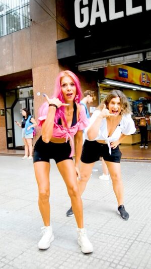 Dalia Gutmann Instagram - Con @leticiarojasbilbao nos agarró la loca y salimos por las callesitas de Buenos Aires a sacar a bailar a la gente... Por ahora nos está costando un poco pero seguiremos participando🤭😅
Si nos ves por ahí, copate🎉

Edición del groso de Artur de @chavarroproducciones ☝🏼‼️