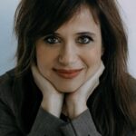 Dalila Carmo Instagram - Seria um bocado difícil responder à sugestão das @joanamarquespic @anagalvaolopez @ineslopesgoncalves sobre celebrar o dia da Mulher fazendo um tereré (para quem se pergunta, a wiki diz-me que Tereré, ou tererê, é uma bebida feita com a infusão da erva-mate em água fria com ervas medicinais tais como limão, hortelã, erva-cidreira, cocú, salsaparrilha, pé-de-cabra, rabo de cavalo, taropé, verbena, entre outros) nas partes íntimas. Por mais que tente visualizar a coisa, só me aparece a imagem dum copo da dita bebida pousado nas pernas. O que não quer dizer que deixe passar a data em branco. Feliz dia da Mulher, ladies do Mundo✨✨✨✨✨✨✨ Que todos os dias são dias de nos celebrarmos, mas hoje temos o dever de nos lembrar, que nem todas as mulheres tem a sorte de festejar a Igualdade e a Liberdade. E sobre a nossa realidade, não queiramos regredir a um tempo não tão longínquo assim, em que os poderes da mulher eram tão limitados que só era possível sair do país, com autorização do marido. Não estamos em segundo plano, não seguimos o modelo que nos impingem. Somos o que quisermos. Livres. Fortes. Independentes. Medo só de acabar, com tanto que há para fazer🤍✨🤍 Happy International Women's Day✊🏽🤜🏽🤛🏽🫴🏽🤍
