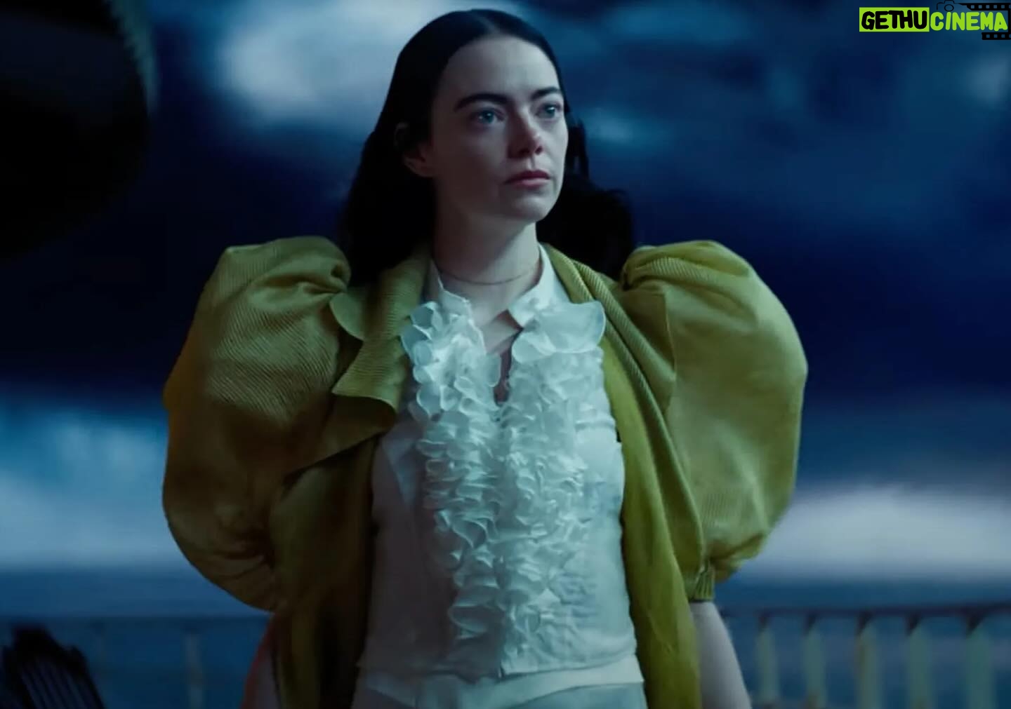 Dalila Carmo Instagram - Bella Baxter ou a magia do cinema💧 Para gostar, degustar ou desgostar. Fui com 2 pés atrás, saí convertida. E Emma Stone conseguiu a perfeição. Go go go. Mas vejam em sala. Merece✨ #poorthings