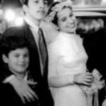 Dalila Carmo Instagram – Em 1991 ou 92, andava a casar-me pelas ruas do Porto com o teatro Art’Imagem. Foi o meu primeiro projecto de teatro e gostava de o fazer na rua pq era a primeira vez que tentava convencer as pessoas de que “isto parece teatro mas pode não ser…”
Cada um vive o teatro à sua maneira mas o meu fascínio será sempre por turvar a idéia de que o que estamos a ver é fabricado.
Hoje e sempre a lembrança das palavras “don’t act. Just be it.”
Nesta foto com o Manel Cruz, ainda antes de ser Ornatos🤍✨🤍
Feliz Dia Mundial do Teatro 🤍 Sem máscaras.