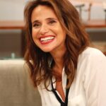 Dalila Carmo Instagram - Sabia que a Dalila Carmo se estreou em televisão há 25 anos numa série da @rtppt? 😮 Hoje, celebrámos a sua carreira no “Quem Te Viu e Quem TV” e conhecemos um pouco do filme “Encontro”, que estreia hoje nas salas de cinema! 🎬🍿 Também descobrimos que já confundiram a Tânia com a Dalila várias vezes e, para ajudar, hoje vieram vestidas de igual 😂👯‍♀️