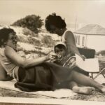 Dalila Carmo Instagram - Seria um bocado difícil responder à sugestão das @joanamarquespic @anagalvaolopez @ineslopesgoncalves sobre celebrar o dia da Mulher fazendo um tereré (para quem se pergunta, a wiki diz-me que Tereré, ou tererê, é uma bebida feita com a infusão da erva-mate em água fria com ervas medicinais tais como limão, hortelã, erva-cidreira, cocú, salsaparrilha, pé-de-cabra, rabo de cavalo, taropé, verbena, entre outros) nas partes íntimas. Por mais que tente visualizar a coisa, só me aparece a imagem dum copo da dita bebida pousado nas pernas. O que não quer dizer que deixe passar a data em branco. Feliz dia da Mulher, ladies do Mundo✨✨✨✨✨✨✨ Que todos os dias são dias de nos celebrarmos, mas hoje temos o dever de nos lembrar, que nem todas as mulheres tem a sorte de festejar a Igualdade e a Liberdade. E sobre a nossa realidade, não queiramos regredir a um tempo não tão longínquo assim, em que os poderes da mulher eram tão limitados que só era possível sair do país, com autorização do marido. Não estamos em segundo plano, não seguimos o modelo que nos impingem. Somos o que quisermos. Livres. Fortes. Independentes. Medo só de acabar, com tanto que há para fazer🤍✨🤍 Happy International Women's Day✊🏽🤜🏽🤛🏽🫴🏽🤍